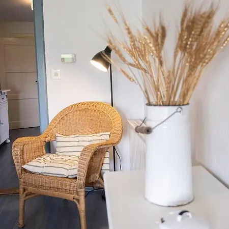 Reetdachkate Am Feldrand Mit Grandiosem Weitblick Chalet Damlos