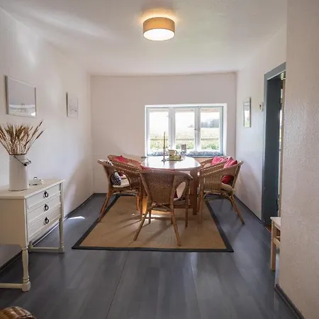 Reetdachkate Am Feldrand Mit Grandiosem Weitblick Dağ evi *